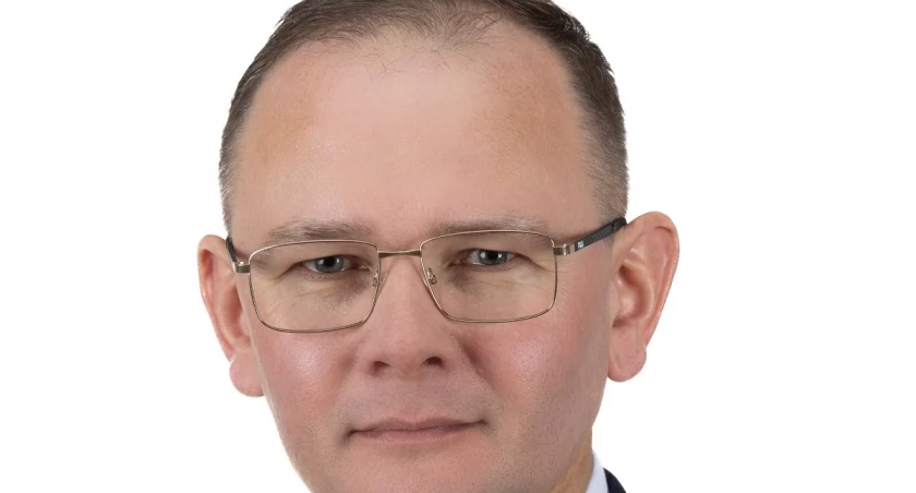 Kulisy planowanej podwyżki pensji burmistrza Łukowa, Piotra Płudowskiego. Radni mają zdecydować o wynagrodzeniu 21 808 zł brutto miesięcznie, z wyrównaniem od 1 stycznia 2026 roku. W kwocie mieszczą się pensja zasadnicza 11 280 zł, dodatek funkcyjny 3 760 zł, dodatek specjalny 4 512 zł oraz dodatek stażowy 2 256 zł. Zmiana ma wynikać z przepisów ogólnopolskich.