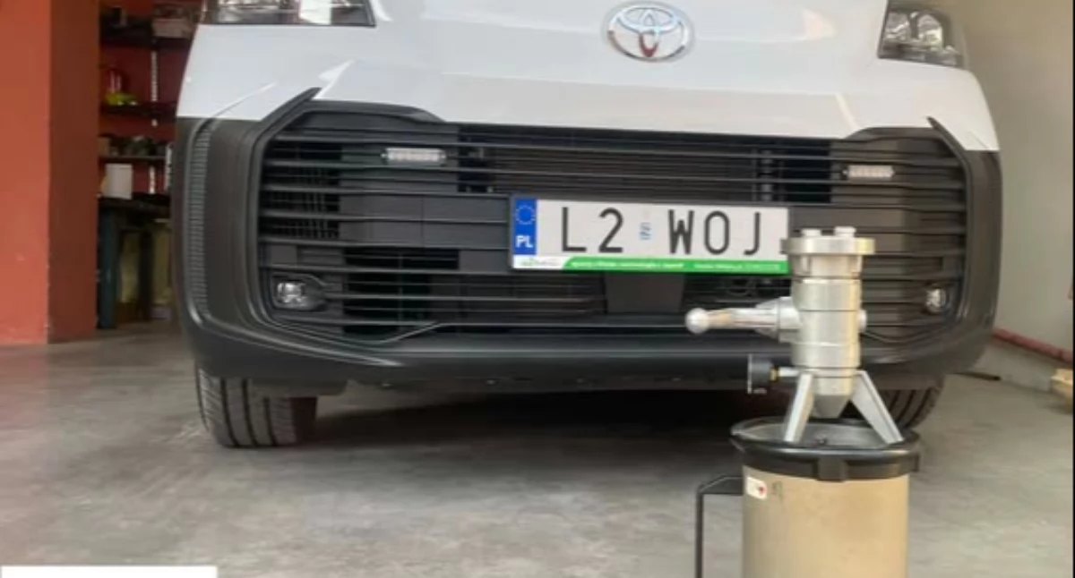 Na zdjęciach widać nową wytwornicę pianową, która trafiła do OSP Wojcieszków i została zamontowana na pierwszym wyjeżdżającym wozie bojowym. Sprzęt przekazała firma Fagum Stomil z Łukowa. Dzięki temu strażacy zyskali narzędzie do szybkiego podawania piany gaśniczej, szczególnie przy pożarach cieczy i materiałów stałych, co realnie poprawia bezpieczeństwo w okolicy.