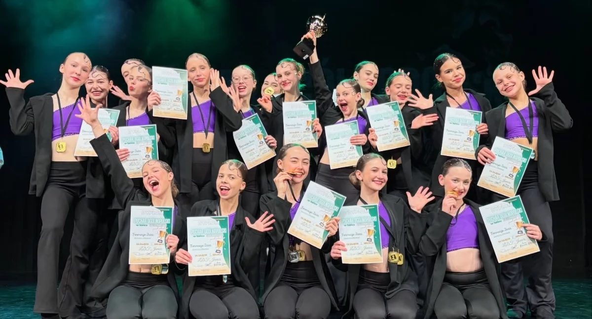 W Mareckim Centrum Edukacyjno Rekreacyjnym odbył się Puchar Ogólnopolski w Tańcu Nowoczesnym Ponad Podziałami. Dla tancerek ŁOK Dance Factory był to dzień debiutów, finałów i wielkich emocji. Wracamy z 10 pierwszymi miejscami, 5 drugimi i 3 trzecimi oraz sporą kolekcją pucharów i medali. Brawo dla całej ekipy za pracę i serce na parkiecie.