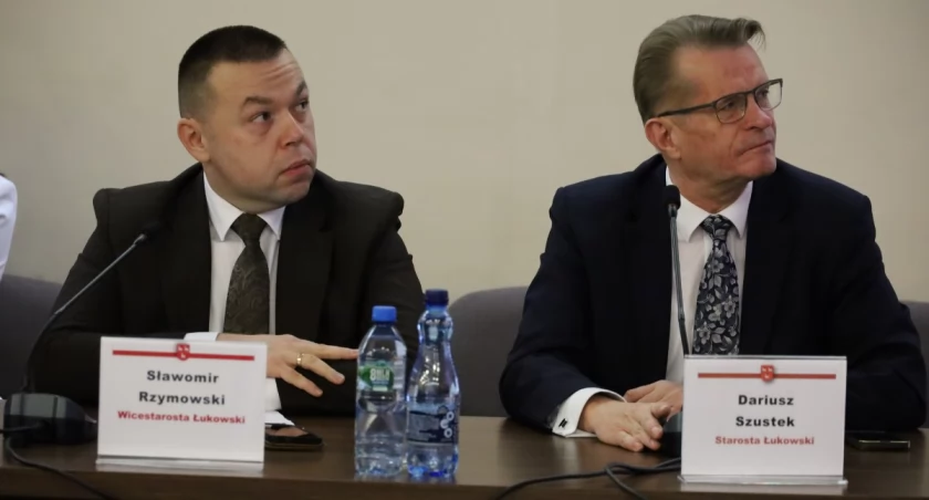 Rada Powiatu Łukowskiego zdecydowała o dotacjach dla OSP na nowoczesny sprzęt ratowniczo gaśniczy. Po 20 tys. zł trafi do gmin Stanin dla OSP Jeleniec i Kopina oraz Stoczek Łukowski dla OSP Jamielne i Zgórznica. Po 15 tys. zł dostaną Wola Mysłowska dla OSP Osiny i Adamów dla OSP Wola Gułowska. To realne wsparcie, które przełoży się na szybszą pomoc mieszkańcom.