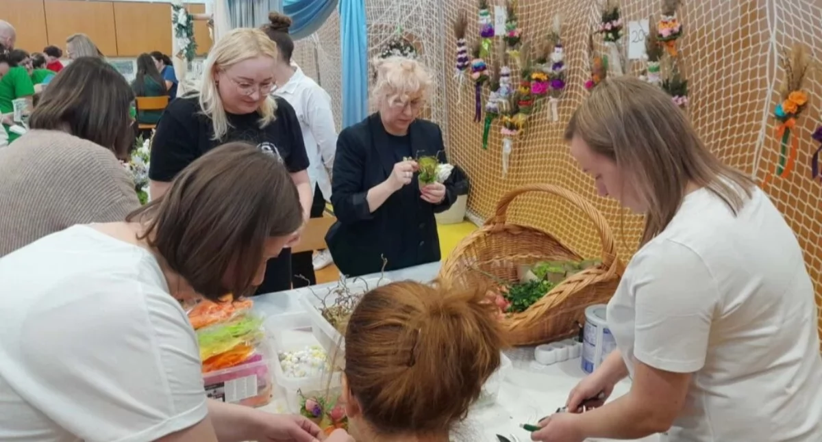 Galeria pokazuje Dzień Otwarty w łukowskim Medyku pod hasłem „Bądź piękna na wiosnę”. Widać bezpłatne masaże i zabiegi kosmetyczne wykonywane przez uczniów, rozmowy o zdrowiu w ziołowej kawiarence oraz porady dotyczące pielęgnacji i makijażu. Nie zabrakło też atrakcji dla dzieci i finału z ogłoszeniem wyników konkursu fotograficznego.