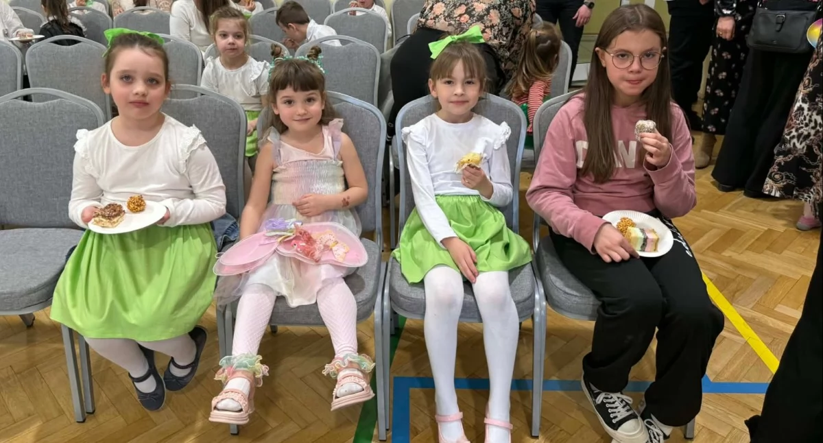 Przedszkolaki z Dębowicy powitały wiosnę występem, który 19 marca zamienił salę w małą scenę. Były wierszyki, piosenki i tańce, a na widowni rodzice, dziadkowie oraz wójt gminy Trzebieszów Andrzej Hryciuk. Dla wielu dzieci to był pierwszy występ przed publicznością, ale nie brakowało uśmiechów. Na koniec czekał słodki poczęstunek z domowych wypieków.