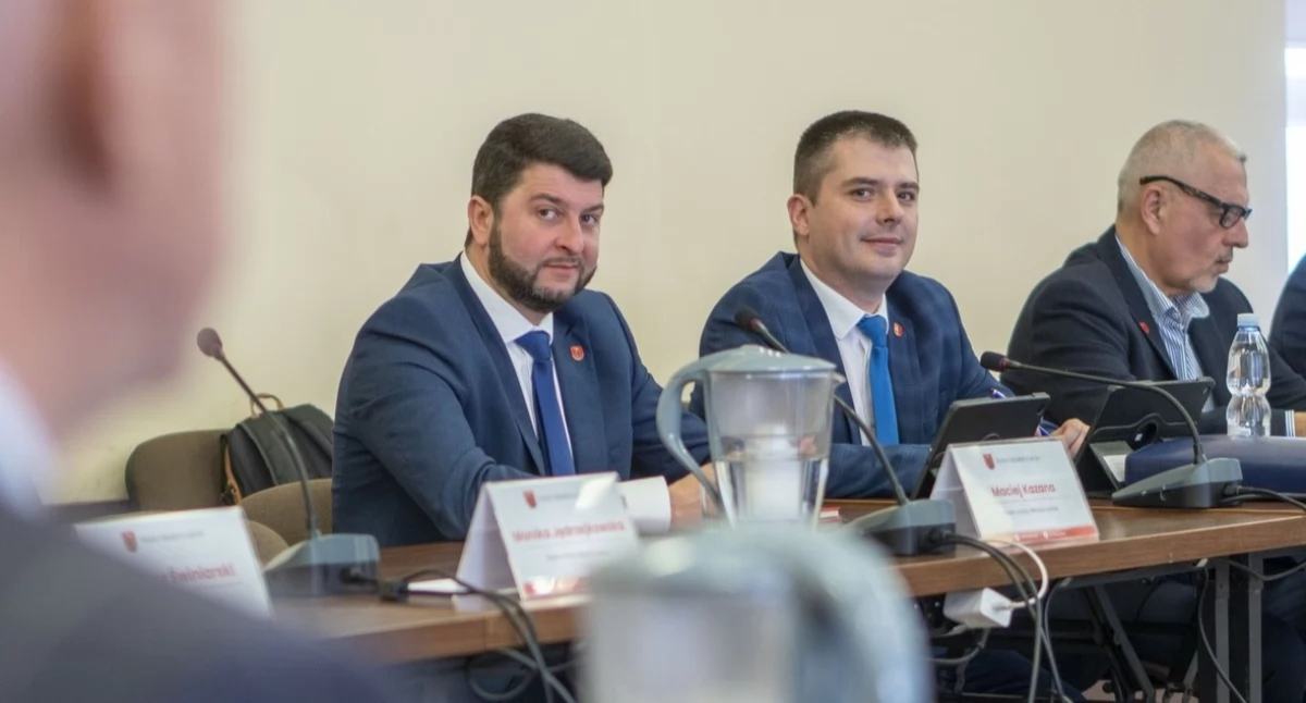 Tiry przejeżdżające przez centrum Łukowa mają rozbijać starą sieć wodociągową, a straty wody rosną. Radni chcą, by tranzyt przenieść na obwodnicę i podali konkretne liczby. Co proponują i kiedy?