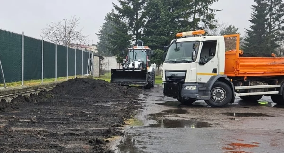 Postój przy Stadionie Miejskim w Łukowie został zamknięty, bo na plac przy ul. Warszawskiej wjechały ekipy budowlane. Trwa zdzieranie starej, zniszczonej nawierzchni. W miejscu dziur i nierówności powstanie nowa jezdnia oraz odświeżona infrastruktura, tak by parkowanie było wygodne i bezpieczne. Zakończenie prac planowane jest na koniec kwietnia 2026 roku.