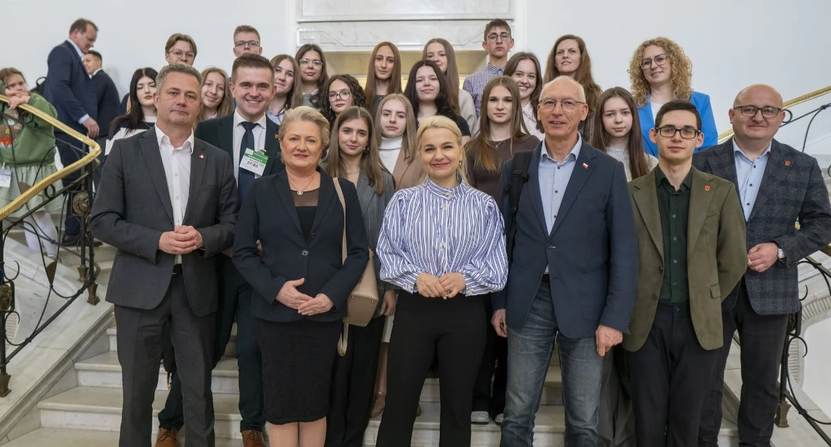 Fot. Miasto Lukow. Członkowie Młodzieżowej Rady Miasta Łuków odwiedzili Sejm RP na zaproszenie posła Krzysztofa Bojarskiego. Z sejmowej galerii obserwowali obrady i głosowania, m.in. nad ustawami dotyczącymi cen paliw. Towarzyszyli im Artur Czubaszek i Mateusz Popławski. W planie były też rozmowy z posłami różnych ugrupowań o sprawach regionu i współpracy mimo różnic.