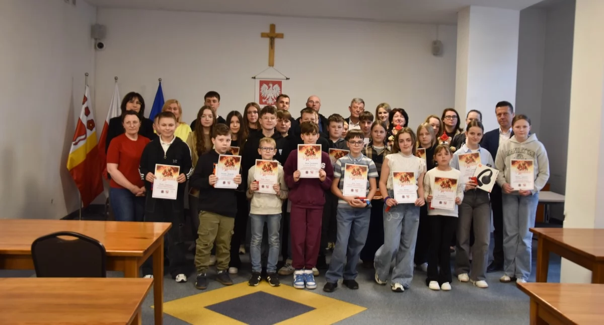 27 marca w Wojcieszkowie odbył się gminny etap turnieju „Młodzież zapobiega pożarom”. Uczniowie zmierzyli się z trudnymi testami, a najlepsi okazali się młodzi z MDP Natan Szymecki oraz Kornelia Łazuga. Po konkursie na uczestników czekała część praktyczna. Dzieci oglądały wóz bojowy Volvo i sprzęt OSP, dopytując strażaków o każdy detal.