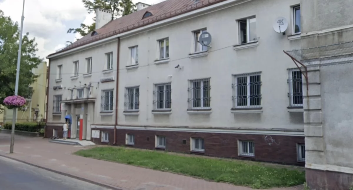 Galeria pokazuje budynek banku Pekao przy ul. Wyszyńskiego 21 w centrum Łukowa. Miasto zabiegało o docieplenie i odświeżenie elewacji, ale właściciel poinformował, że na razie nie ma na to środków. Bank deklaruje tylko bieżące utrzymanie obiektu, więc ulica musi poczekać na lepszy widok.
