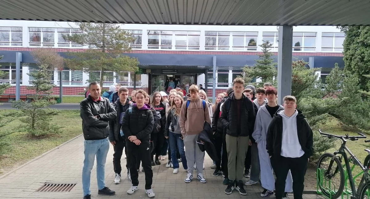 Uczniowie Zespołu Szkół w Stoczku Łukowskim odwiedzili Politechnikę Białostocką w ramach projektu dla powiatu łukowskiego. Podczas Dni Otwartych na Wydziale Mechanicznym zobaczyli badania pojazdów na hamowni, poznali biomateriały wykorzystywane w medycynie i obejrzeli pokazy sztucznej inteligencji. Był też czas na rozmowy ze studentami, wspólny posiłek i krótki odpoczynek.
