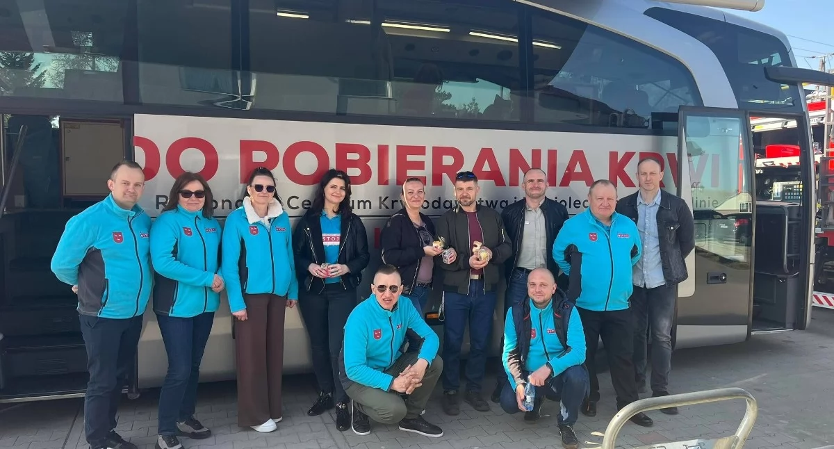 Fot. HDK OSTOJA! Pod Zajazdem Skrzetuski w Wojcieszkowie krwiobus przyciągnął tłumy. Zarejestrowało się 48 osób, krew oddało 47, a 8 zrobiło to pierwszy raz. Akcję zorganizował Klub HDK Ostoja, a nad wszystkim czuwał zespół RCKiK z Lublina z pielęgniarkami z Łukowa. Był obiad, domowe ciasto i sadzonki od Kwiaty na rabaty. Strażacy z OSP, motocykliści z 808, KGW i wolontariusze Szlachetnej Paczki stworzyli świetną atmosferę.