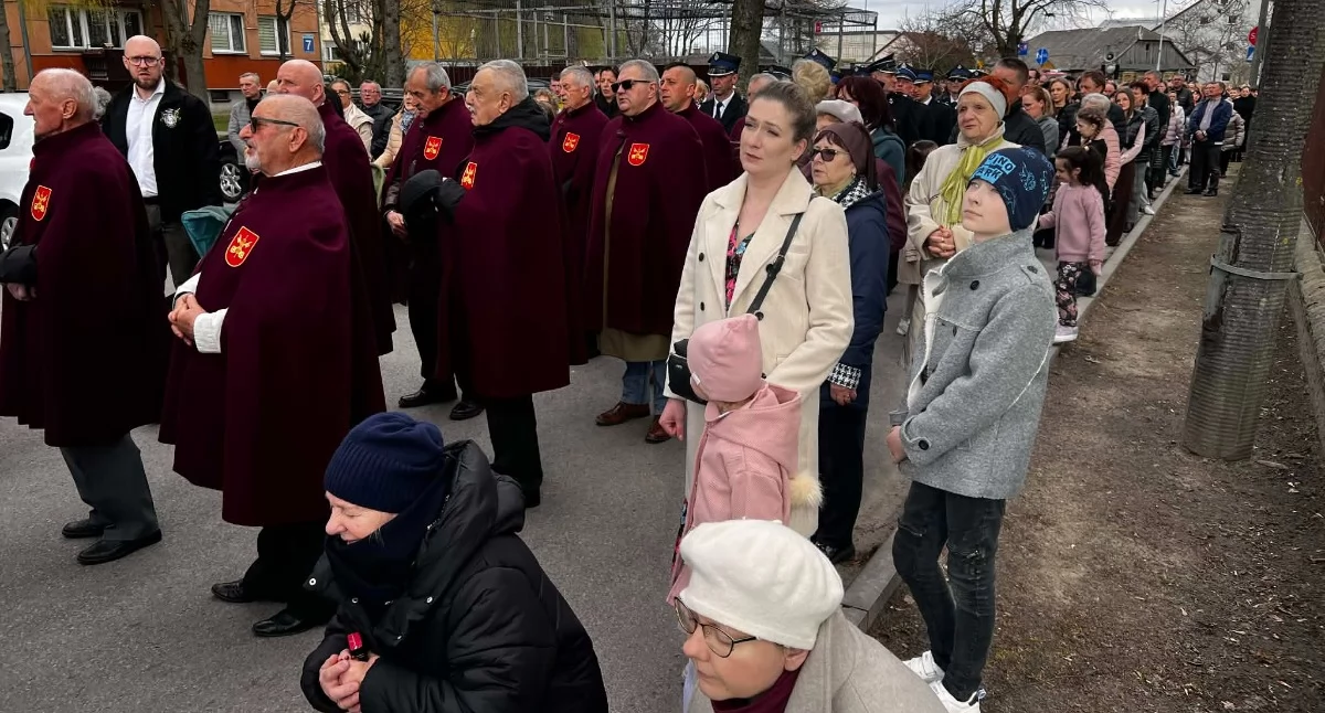 Pokutna Droga Krzyżowa w Łukowie zgromadziła wielu mieszkańców, którzy wspólnie modlili się i szli ulicami miasta. Nabożeństwo rozpoczęło się o 1500 pod parafią Podwyższenia Krzyża Świętego, przy krzyżu misyjnym, od Koronki do Bożego Miłosierdzia. Trasa wiodła m.in. przez Wyszyńskiego, Cieszkowiznę i Cmentarną, a zakończyła się przy kościele św. Rocha, w ciszy cmentarza.