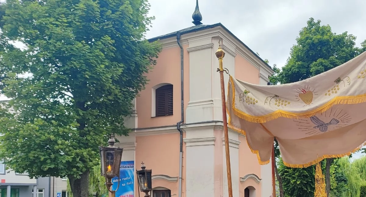 Na zdjęciach widać teren przy kościele Podwyższenia Krzyża Świętego w Łukowie, gdzie szykują się duże prace. Parafia planuje odświeżenie dzwonnicy, wymianę nawierzchni wokół świątyni, nowe ogrodzenie i oświetlenie. Równolegle ruszają przygotowania do remontu budynku poklasztornego, z projektem dostosowania go do potrzeb osób z niepełnosprawnościami, m.in. przez podjazd i windę.