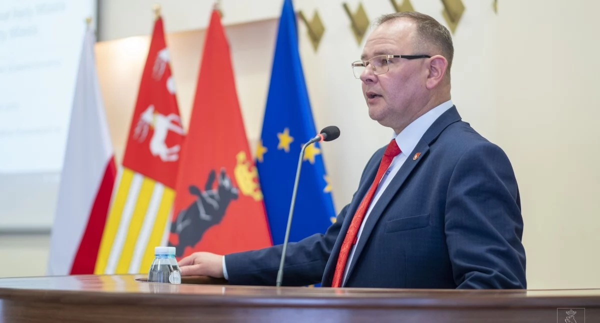 Łuków analizuje oferty na dwie duże inwestycje budowę krytej pływalni oraz nowej ciepłowni dla PEC. W przetargu na basen ceny mocno się różnią od ok. 34 do ponad 49 mln zł, dlatego trwa procedura sprawdzenia rażąco niskiej ceny. W przypadku ciepłowni wpłynęło 11 ofert, a miasto szczegółowo weryfikuje dokumenty, by uniknąć problemów z jakością i terminami.