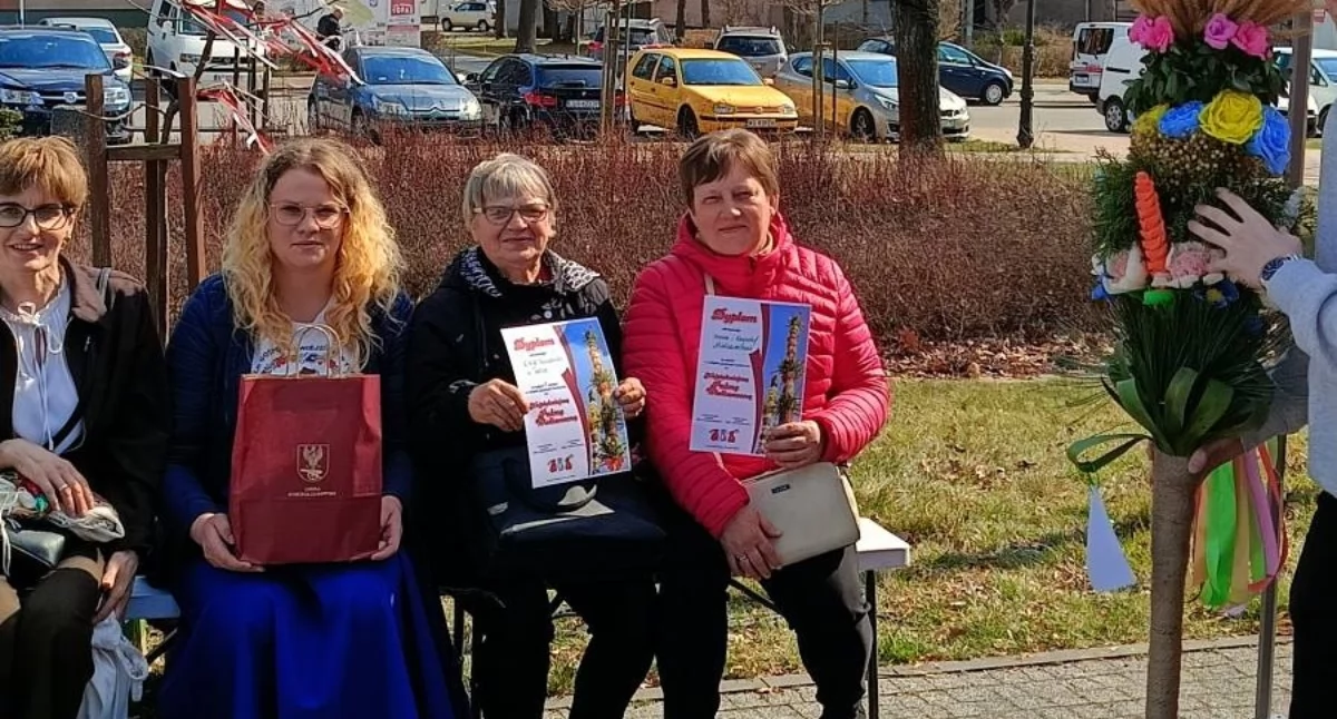 Koło Gospodyń Wiejskich Turczanki z Turzca triumfowało w wielkanocnym konkursie w Stoczku Łukowskim. Jury doceniło imponującą, bogato zdobioną palmę z setkami bibułkowych kwiatów, powstającą podczas wieczornych spotkań w świetlicy wiejskiej. Dyplom zwyciężczyń podpisały Iwona Brodzik i Izabela Śledź. To nagroda za wspólną pracę i pielęgnowanie lokalnej tradycji.