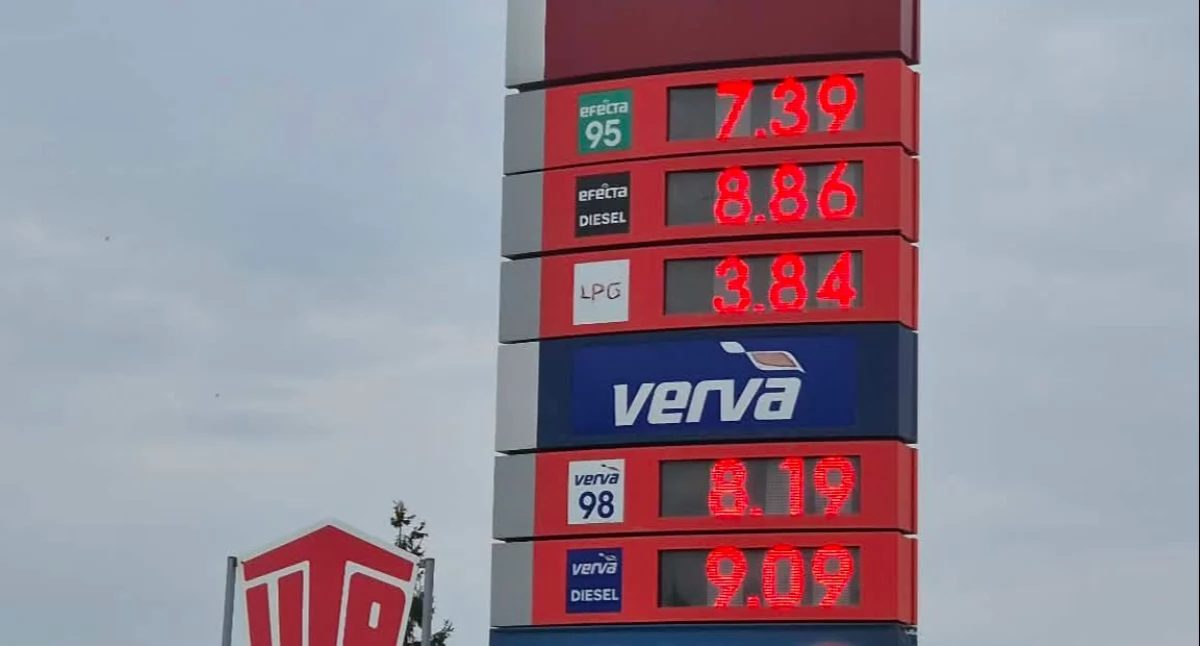 Od tego tygodnia kierowcy z Łukowa i całego powiatu powinni zobaczyć realne spadki cen paliw. Dzięki programowi CPN obniżono akcyzę i VAT z 23% do 8%, co ma dać nawet 1,20-1,30 zł mniej na litrze benzyny i diesla. Wprowadzono też cenę maksymalną ogłaszaną codziennie przez ministra oraz kontrole. VAT ma obowiązywać do końca kwietnia, akcyza do czerwca 2026.