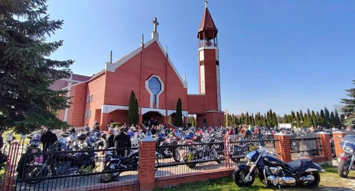 Fot. Mariusz Pawlikowski /Druga edycja motocyklowej Drogi Krzyżowej zgromadziła 147 motocyklistów, którzy wyruszyli z Łukowa i przejechali m.in. przez Zofibór, Radzyń Podlaski, Uroczysko Baran, Kąkolewnicę i Brzozowicę Dużą. Kulminacją był postój przy grobie ks. Lucjana Niedzielaka, upamiętniony rykiem silników i klaksonami. Finał w Międzyrzecu Podlaskim zakończył się wspólnym posiłkiem i rozmowami.