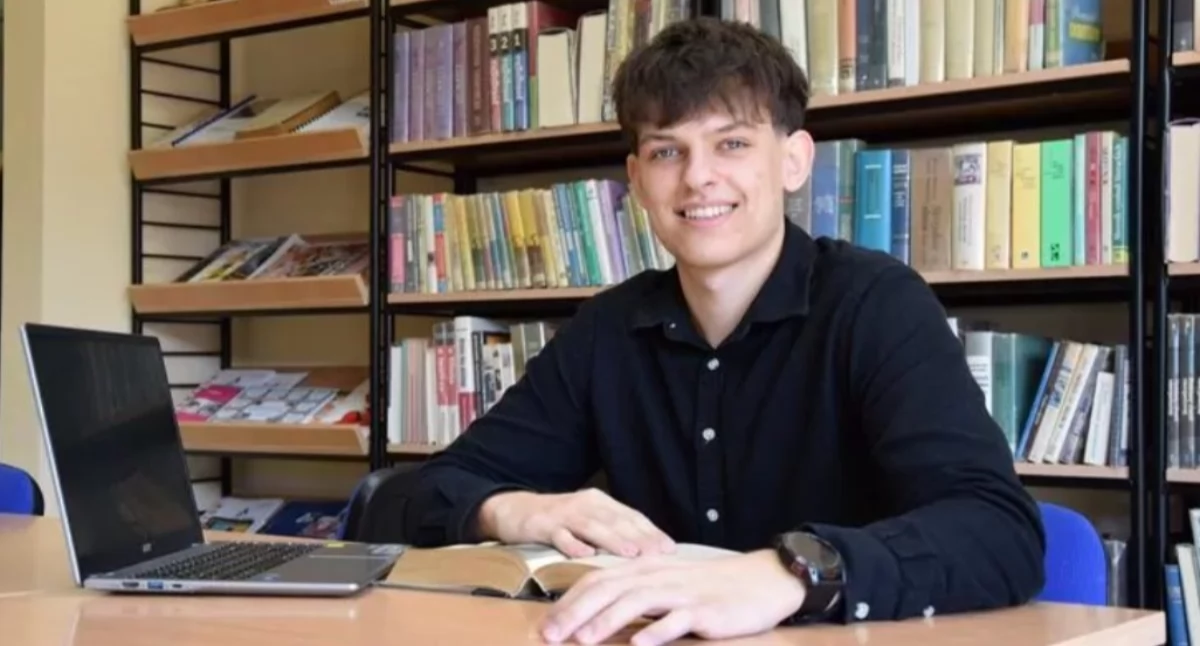 Bartosz Leszek z klasy IVa I LO im. Tadeusza Kościuszki w Łukowie awansował do etapu centralnego XIX Olimpiady „Losy żołnierza i dzieje oręża polskiego” (972-1514). Do finału przygotowywał się pod opieką Anny Niewęgłowskiej, łącząc naukę z pasją do historii wojskowości. Gratulujemy i trzymamy kciuki za walkę o tytuł laureata.