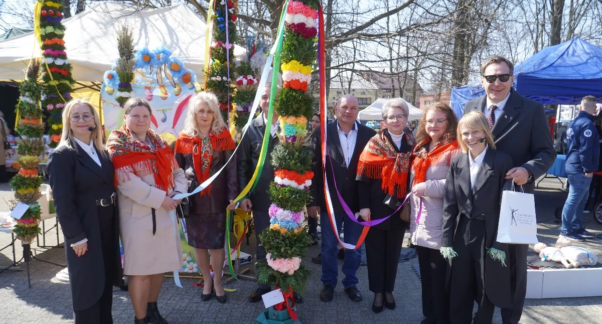 Charytatywny Jarmark Wielkanocny w Stoczku Łukowskim pokazał, jak wiele można zrobić wspólnie. Dzięki domowym wypiekom, palmom i ozdobom przygotowanym przez szkoły, koła gospodyń, strażaków OSP i lokalne firmy zebrano rekordowe 39 599 zł na leczenie i rehabilitację małego Igorka Stosio. To nie koniec pomocy, wkrótce ruszą kolejne licytacje online.
