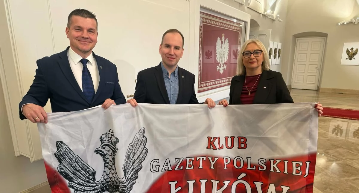 Danuta Oksiutowicz i Robert Sokołowski z łukowskiego Klubu Gazety Polskiej byli we wtorek w Warszawie na spotkaniu w Pałacu Prezydenckim. Przy Krakowskim Przedmieściu rozmawiali z ministrem Adamem Andruszkiewiczem o sprawach ważnych dla mieszkańców Łukowa. Ustalono wstępnie organizację dwóch dużych wydarzeń w Łukowie z udziałem Kancelarii Prezydenta. Szczegóły i daty mają być podane po świętach.