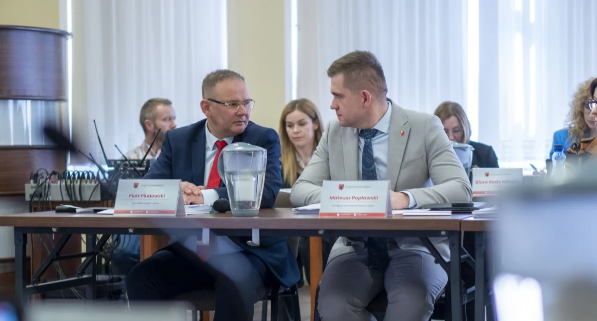 Od 1 kwietnia w Łukowie działa Centrum Usług Wspólnych. To jedno biuro, które przejmuje obsługę finansową i dokumenty szkół, przedszkoli oraz miejskiego żłobka. Przez kwiecień księgowe kończą sprawy jeszcze w swoich placówkach i przygotowują dokumenty do przeniesienia. Przeprowadzka do Szkoły Podstawowej nr 5 ma ruszyć na przełomie kwietnia i maja, po remoncie.