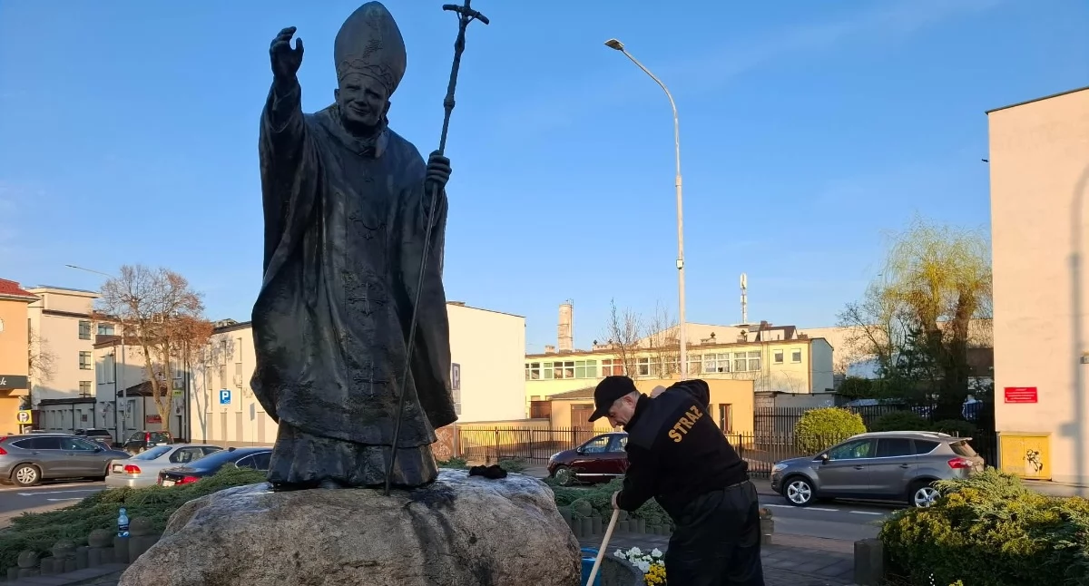 Fot. OSP Lukow/ Druhowie z OSP Łuków znów dali przykład, że można na nich liczyć nie tylko przy akcjach. W wolnym czasie posprzątali i umyli teren wokół pomnika Jana Pawła II w centrum miasta. Zrobili to tuż przed rocznicą 2 kwietnia, żeby w dniach pamięci miejsce wyglądało schludnie i z szacunkiem. To prosta, ale ważna lokalna tradycja i dobra lekcja dla młodych.