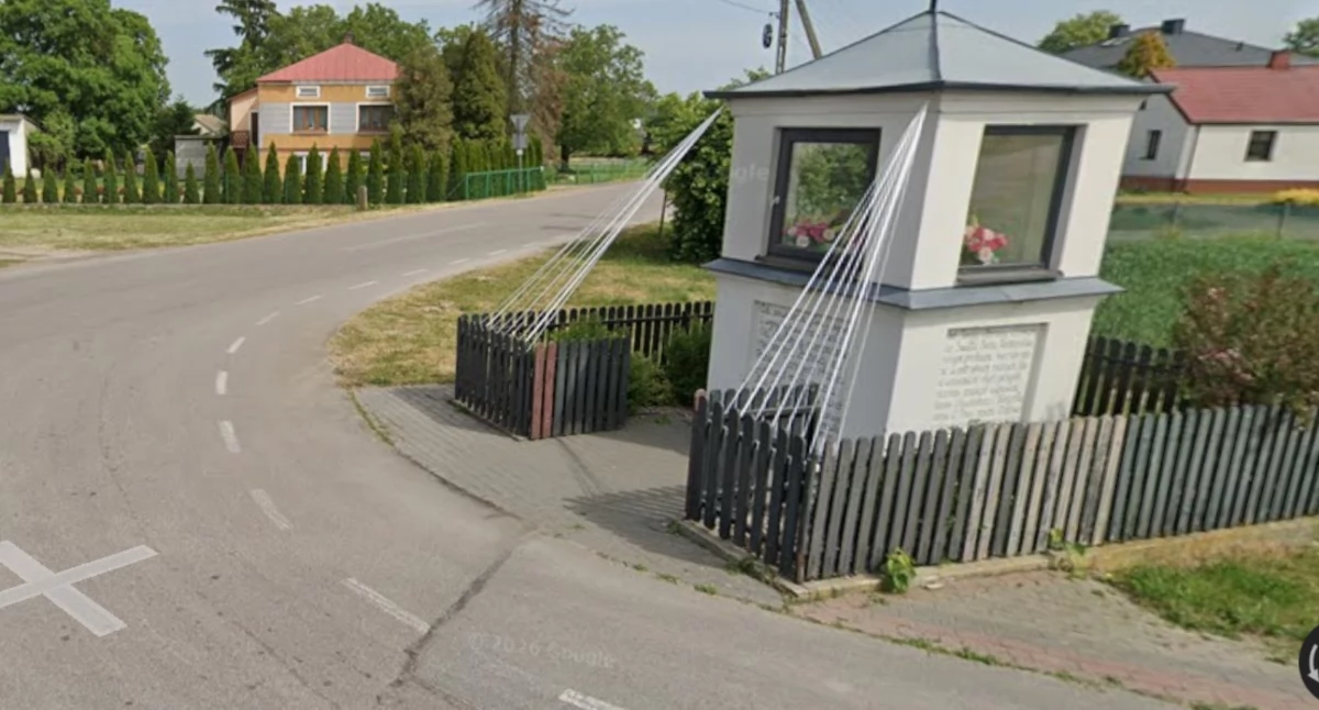 Powiat łukowski ruszył z przygotowaniami do przebudowy kłopotliwego skrzyżowania w Siedliskach. W jego miejscu ma powstać rondo o średnicy min. 26 m, które uspokoi ruch i poprawi bezpieczeństwo. Projekt uwzględni też przeniesienie zabytkowej kapliczki stojącej przy drodze. Na dokumentację przeznaczono 40 tys. zł, a wykonawca będzie miał 180 dni na jej opracowanie.
