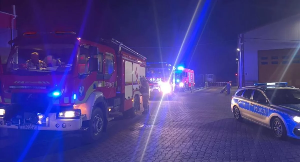 Fot. OSP Stoczek /O 415 w zakładach mięsnych w Starych Kobiałkach uruchomił się alarm przeciwpożarowy. Na miejsce szybko dojechali strażacy z OSP Stoczek Łukowski, wspierani przez druhów z Jedlanki i PSP Łuków. Wewnątrz potwierdzili zadymienie i sprawnie je opanowali, zanim pojawił się ogień. Zdarzenie pokazało, jak ważne są sprawne czujki i regularne przeglądy instalacji.