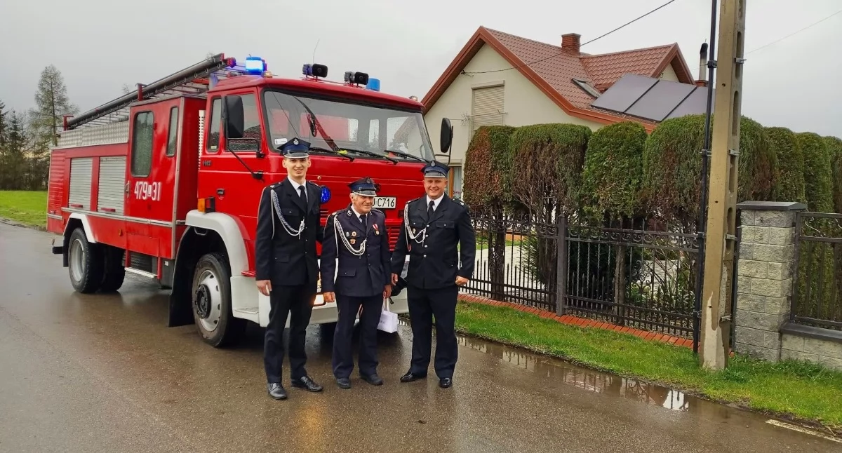 Fot. OSP Serokomla /W lany poniedziałek druhowie z OSP Serokomla odwiedzali domy, podtrzymując wieloletnią tradycję. Mieszkańcy przyjęli ich bardzo serdecznie i wspólnie zebrano rekordowe 25 400 zł. Pieniądze zostaną przeznaczone na remont strażnicy oraz stworzenie w niej Izby Pamięci z fotografiami, kronikami i dawnym sprzętem, by ocalić 100 lat historii jednostki.