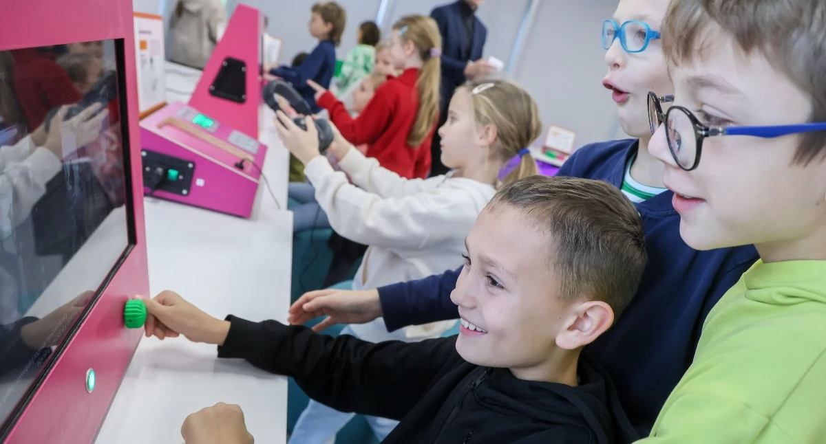 Szkolnictwo, Naukowa przygoda drzwi Gminnej Biblioteki Publicznej Wojcieszkowie - zdjęcie, fotografia