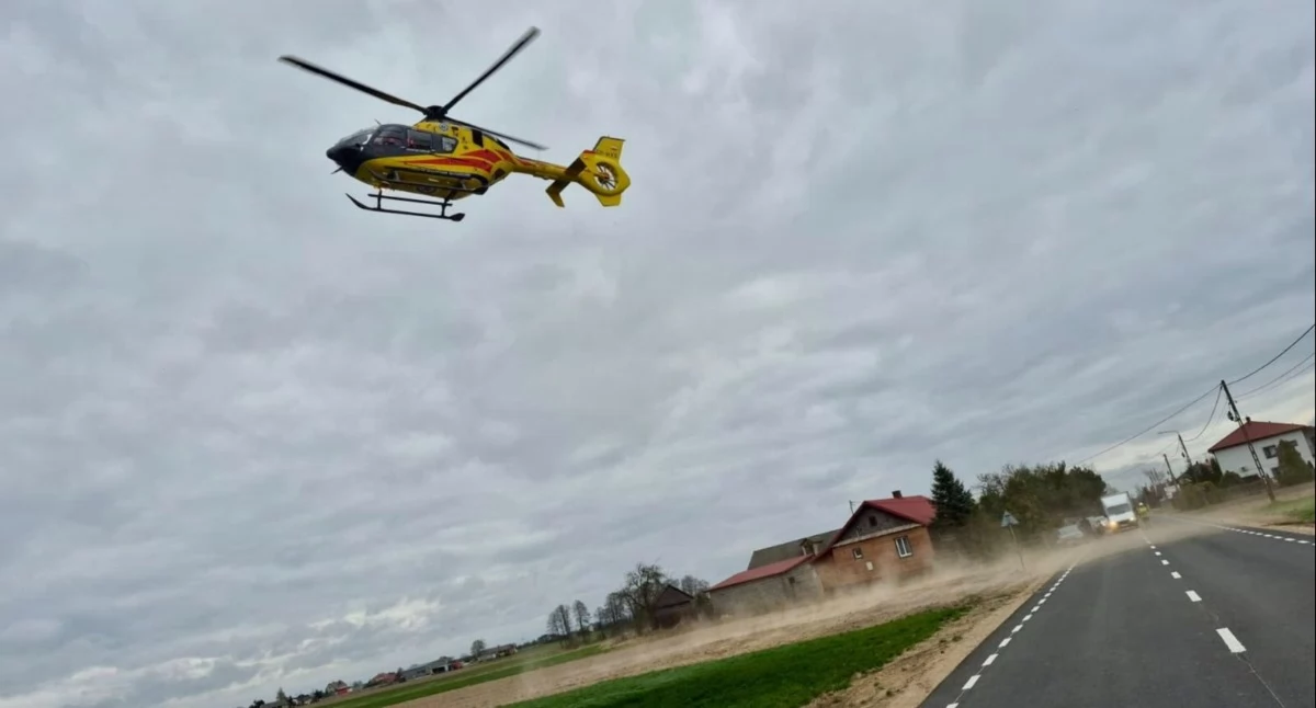 OSP Tuchowicz/W środę 8 kwietnia rano w Anoninie w gminie Stanin doszło do poważnego wypadku podczas prac dekarskich. Mężczyzna spadł z dachu stodoły, a jego stan wymagał wezwania śmigłowca LPR. Strażacy z OSP KSRG Tuchowicz i PSP Łuków przygotowali lądowisko i wsparli ZRM. Policja zabezpieczyła miejsce oraz sprawdza, czy przestrzegano zasad BHP.