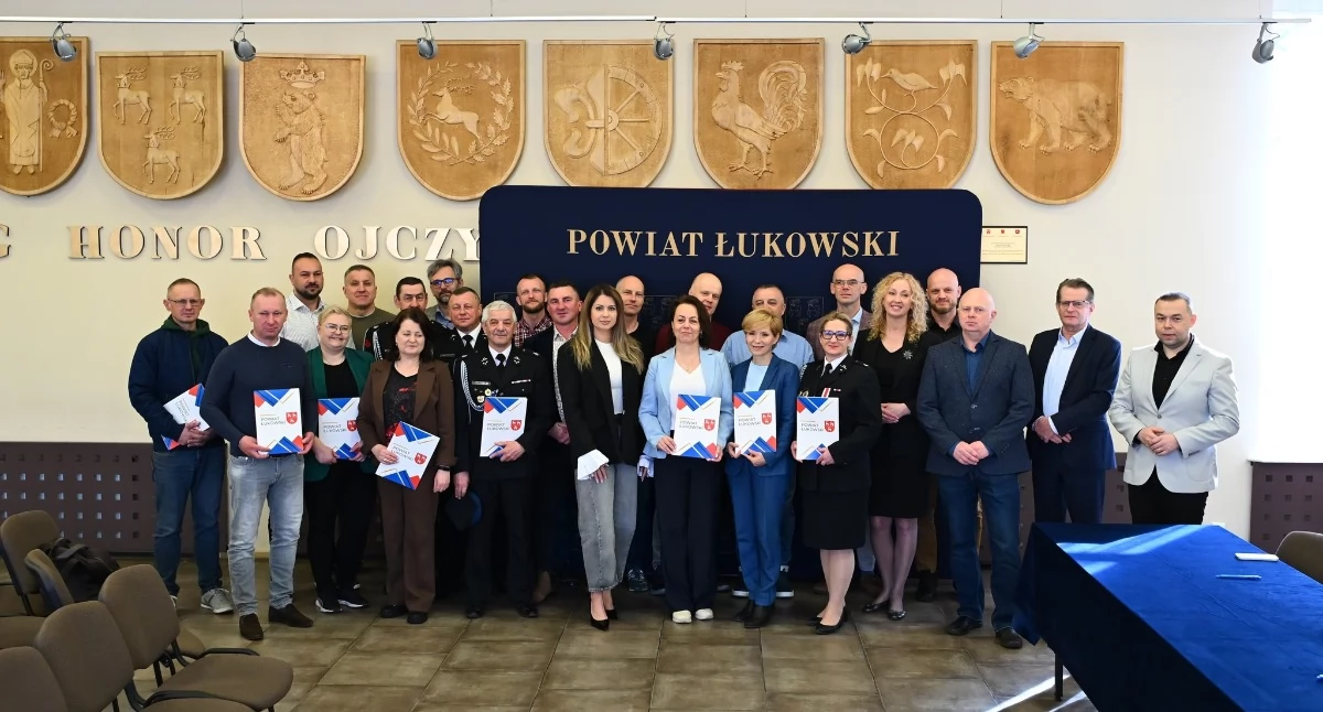 Polityka, Pieniądze sport zdrowie Powiat Łukowski wspiera lokalne stowarzyszenia - zdjęcie, fotografia