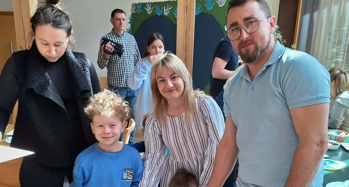 Niebieska Niedziela w łukowskiej Jacie była spotkaniem pełnym uważności i wsparcia dla osób w spektrum autyzmu. Wśród zapachu sosen, jabłkowych ciasteczek i leśnej lemoniady mieszkańcy spędzili czas bez pośpiechu i bez ocen. Symboliczne gumowce akcji Stop hejt przypomniały, że warto rozumieć, a nie krytykować. Wieczorne ognisko sprzyjało rozmowom i prawdziwej integracji.