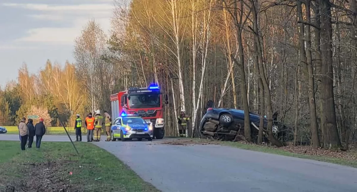 Fot. Czytelnik /W niedzielę 12 kwietnia w miejscowości Poznań w gminie Serokomla kierująca autem osobowym straciła panowanie nad pojazdem i z impetem wjechała do lasu. Samochód zatrzymał się na boku między drzewami. Na miejsce wezwano śmigłowiec LPR, a poszkodowana po udzieleniu pomocy trafiła do szpitala. Działały OSP Serokomla, pogotowie i policja. Możliwe utrudnienia w ruchu.