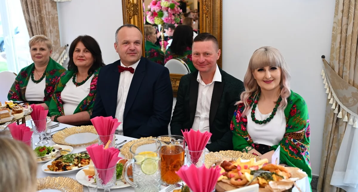Zarząd Powiatu Łukowskiego rozstrzygnął dotacje na akcje kulturalne w 2026 roku. 50 tys. zł trafi do Zespołu Pieśni i Tańca Ziemi Łukowskiej, wsparcie dostaną też m.in. Cantores Lukovienses i stowarzyszenia z okolicznych gmin. Po 10 tys. zł przyznano wielu Kołom Gospodyń Wiejskich na pielęgnowanie tradycji. OSP Tuchowicz otrzyma 6,5 tys. zł na oprawę muzyczną, a TPZŁ 7 tys. zł na rzeźbę ludową.
