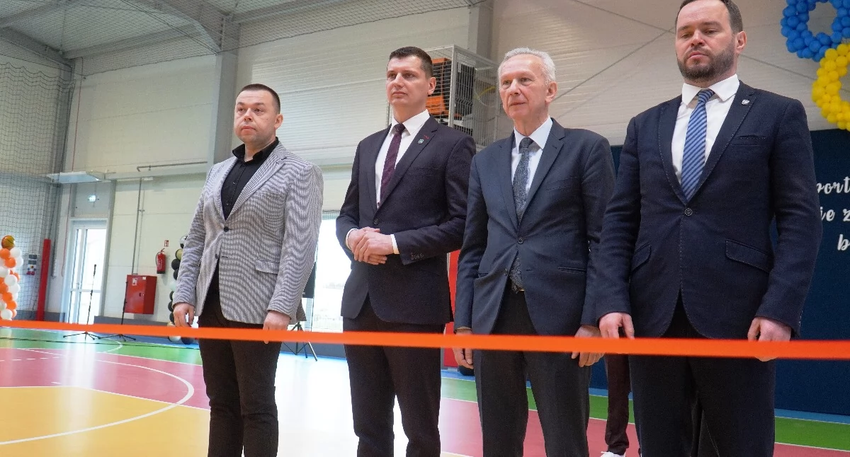 W Trzebieszowie Drugim otwarto nową halę sportową przy Zespole Szkolno Przedszkolnym. W środę obiekt oficjalnie zainaugurował wojewoda lubelski Krzysztof Komorski. Inwestycja warta 5,8 mln zł powstała w osiem miesięcy, a 70 proc. kosztów pokryło Ministerstwo Sportu i Turystyki z programu Olimpia. Hala ma służyć uczniom, treningom, turniejom i wydarzeniom dla mieszkańców gminy.