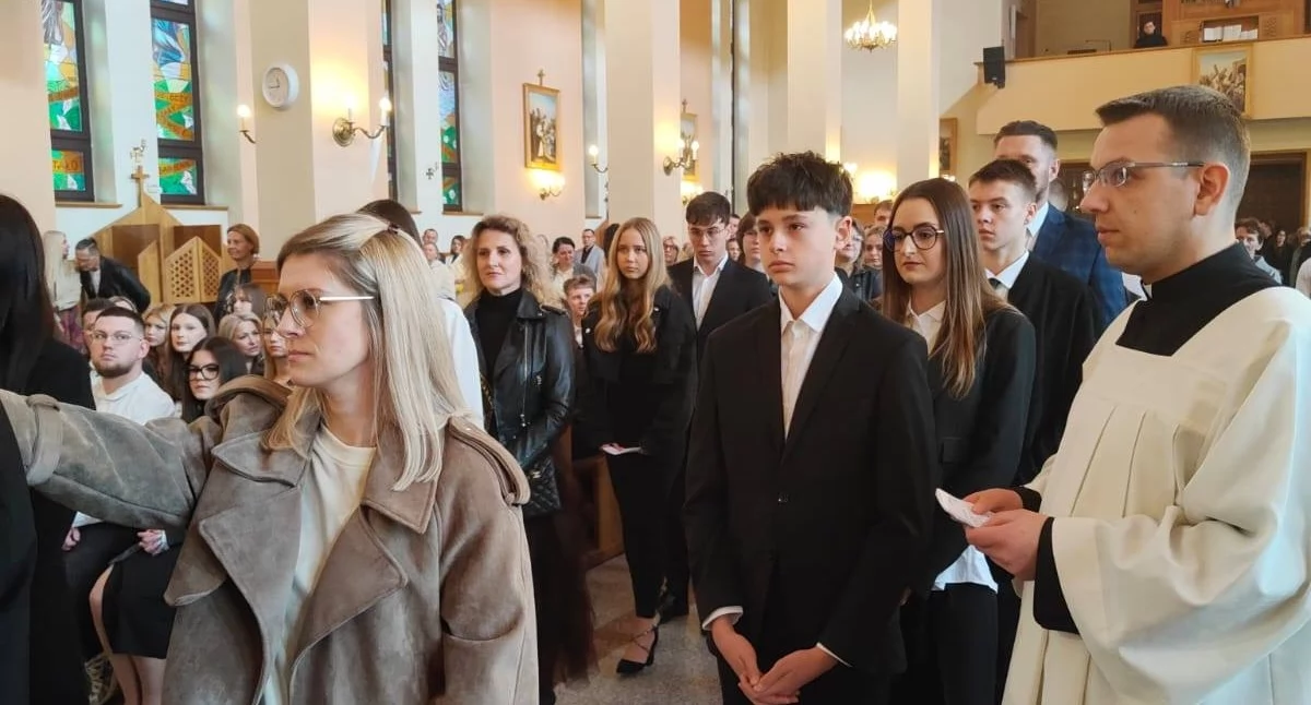 Zdjęcia: Parafia NMP Matki Kościoła w Łukowie/Galeria pokazuje uroczystość bierzmowania młodzieży z Łukowa. Sakramentu udzielił biskup Suchodolski, zachęcając bierzmowanych, by na co dzień odkrywali dary Ducha Świętego. Parafia podkreśla, że tak liczna grupa to ważne wzmocnienie wspólnoty miasta. Widać też podziękowania dla rodziców i animatorów, którzy towarzyszyli młodym w przygotowaniach.
