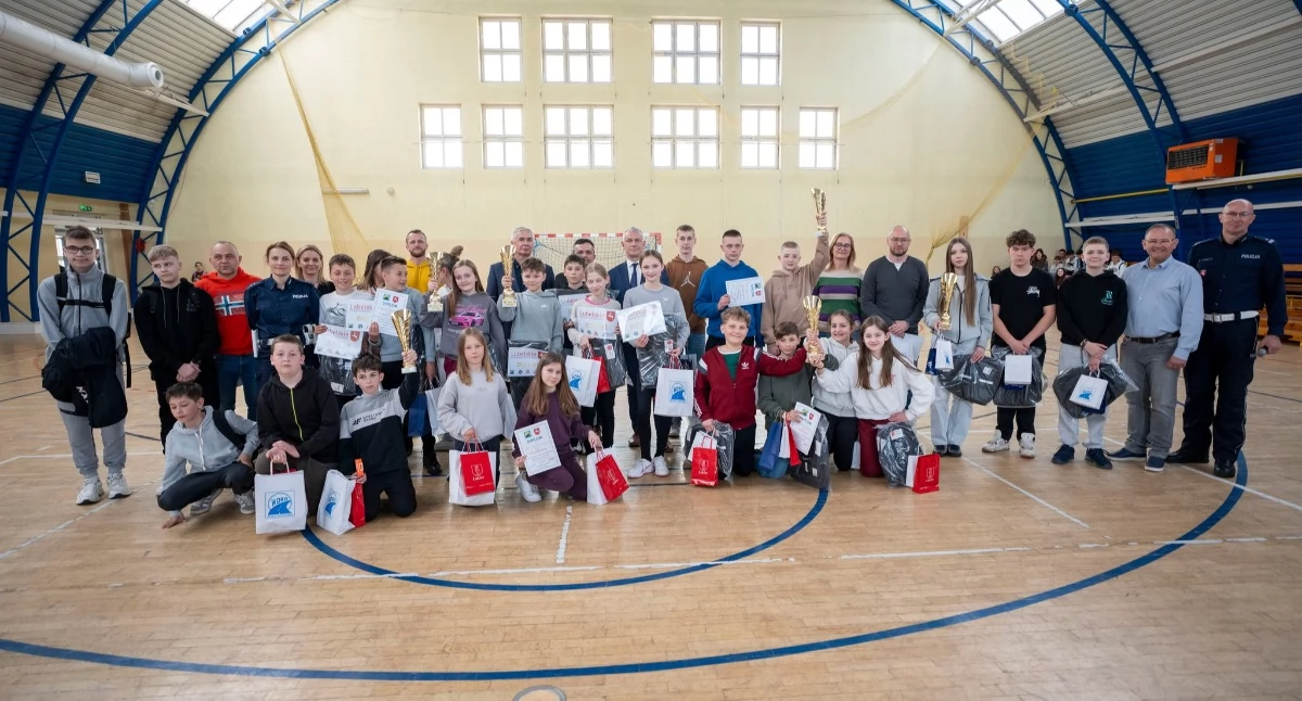 Fot. Powiat Łukowski /Turniej BRD zgromadził drużyny szkół podstawowych z całego powiatu. Uczniowie sprawdzili się w teście z przepisów ruchu drogowego, na rowerowym torze przeszkód oraz w zadaniach z pierwszej pomocy. W młodszej kategorii wygrała Szkoła Podstawowa w Szaniawach, a w starszej Szkoła Podstawowa w Krynce. Na zakończenie wręczono puchary i dyplomy.