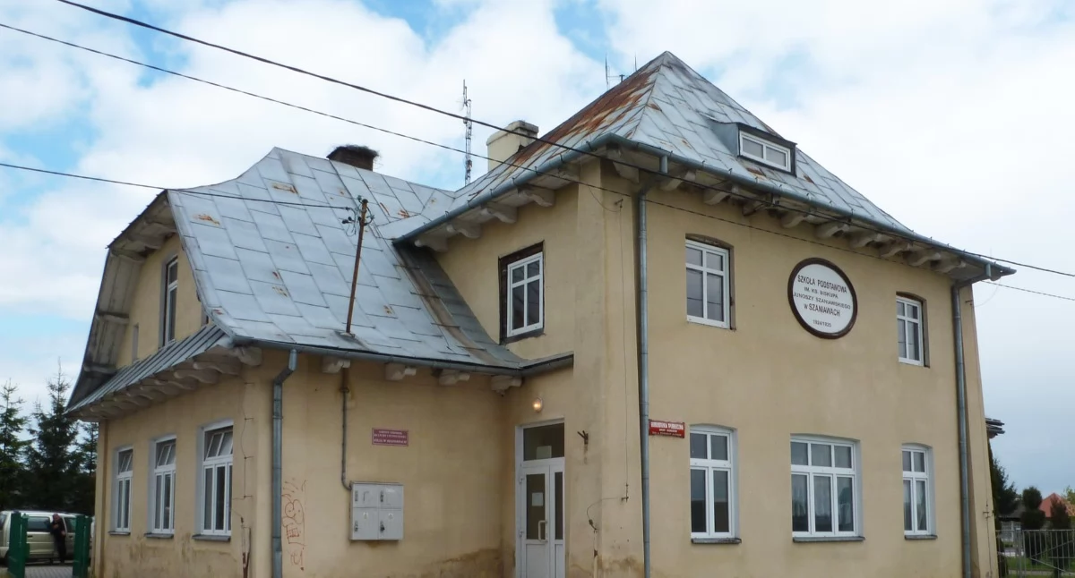 Stara szkoła w Szaniawach Matysach, zbudowana według projektu z 1924 roku i wpisana do rejestru zabytków, jeszcze niedawno popadała w ruinę. W 2025 ruszył pierwszy etap remontu, który zatrzymał niszczenie wzmocniono fundamenty, wykonano izolację i drenaż, naprawiono elewacje oraz wymieniono pokrycie dachu z rynnami. Dzięki dofinansowaniu obiekt dostał realną szansę na powrót do życia.