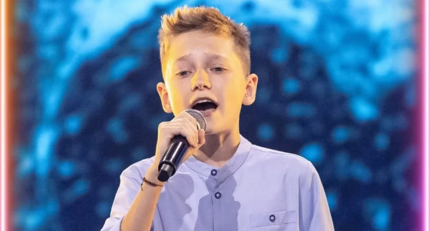 Michał Polkowski zachwycił w The Voice Kids i trafił do drużyny Tribbsa. Teraz liczą się głosy widzów 10 dziennie w plebiscycie TVP.