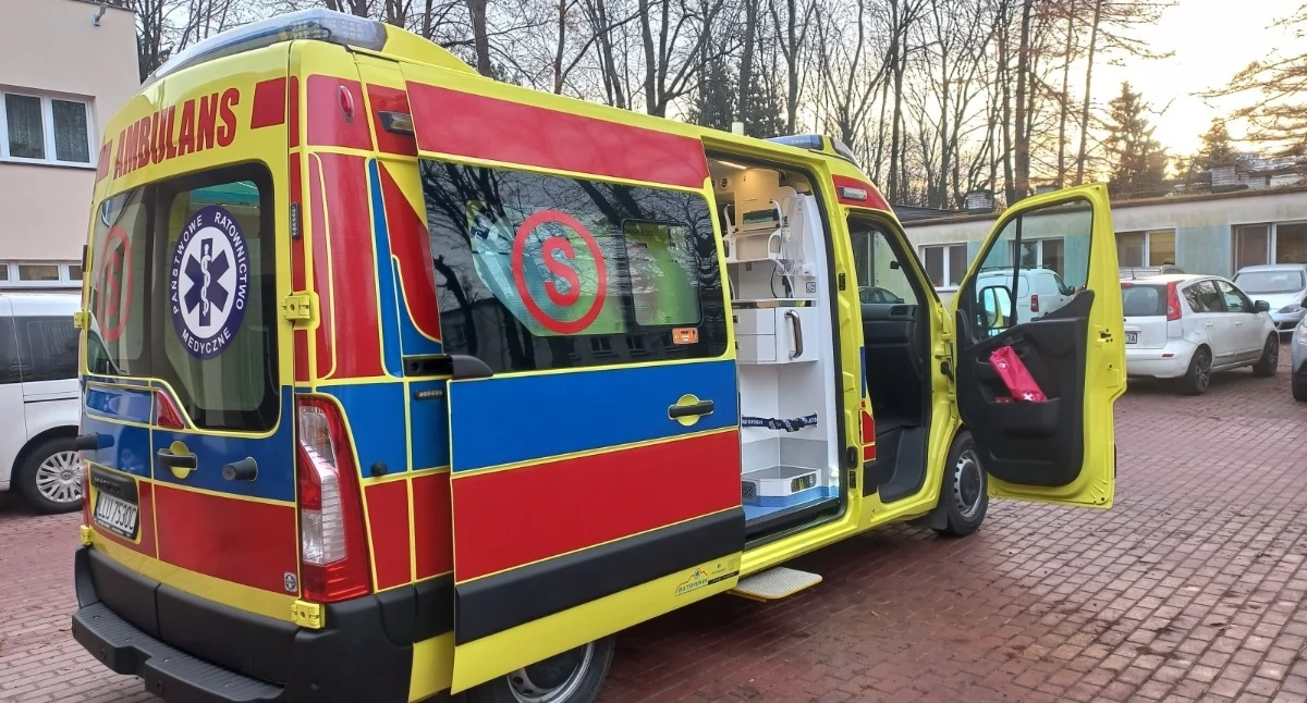 Galeria pokazuje, ile może kosztować leczenie „na własny rachunek” w szpitalu im. św. Tadeusza w Łukowie. Opisujemy ceny podstawowych procedur przyjazd karetki około 350 zł plus 4 zł za kilometr, triage na SOR 50 zł oraz proste zabiegi chirurgiczne od 50 do 150 zł. Największy wydatek to hospitalizacja, nawet 1100 zł za dobę bez ubezpieczenia.