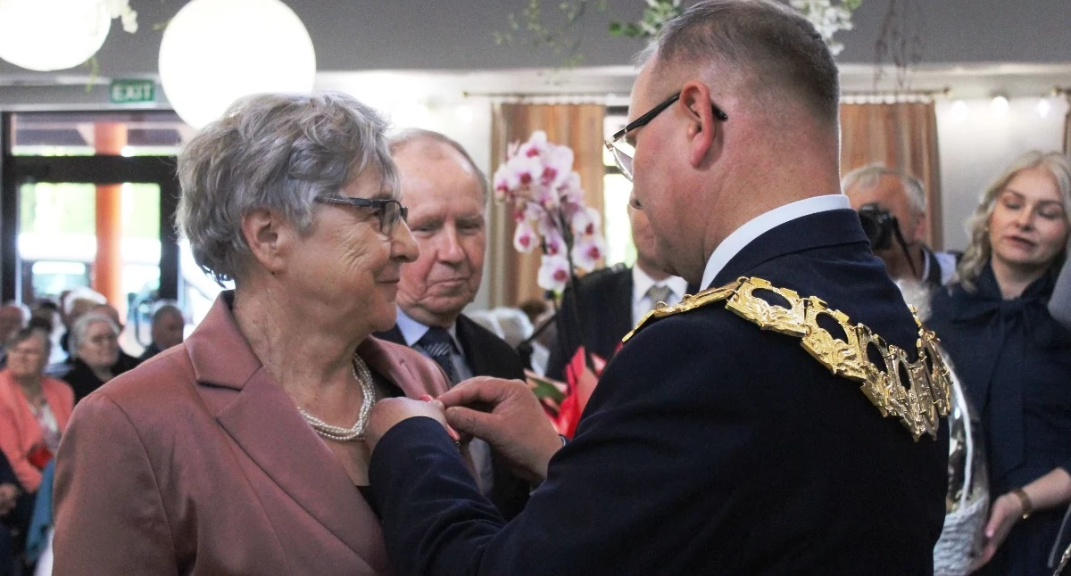 W czwartek 23 kwietnia w Restauracji Ambasador przy ul. Parkowej w Łukowie odbyły się Złote Gody, podczas których wręczono medale za Długoletnie Pożycie Małżeńskie. Uhonorowano pary z ponad 50 letnim stażem. Były gratulacje, odznaczenia państwowe, występy artystyczne i wspólny poczęstunek, a całość upłynęła w ciepłej, rodzinnej atmosferze. Zdjęcia pokazują najważniejsze momenty uroczystości.