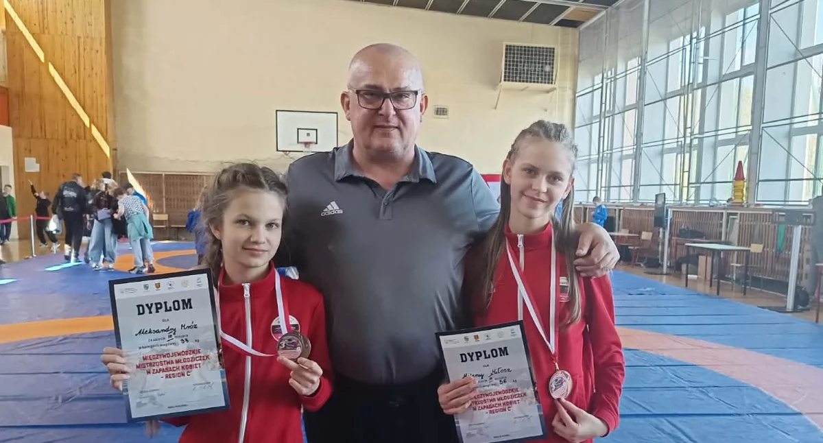 Galeria z półfinałów międzywojewódzkich w zapasach kobiet w Kielcach, gdzie spotkały się zawodniczki z czterech regionów. Aleksandra Mróz w kat. 33 kg i Milena Miłosz w kat. 36 kg po pewnych eliminacjach sięgnęły po brąz, kończąc walki medalowe przed czasem. W kuluarach sztab działał nietypowo, a przy macie dziewczyny prowadziła Aleksandra Wrońska.