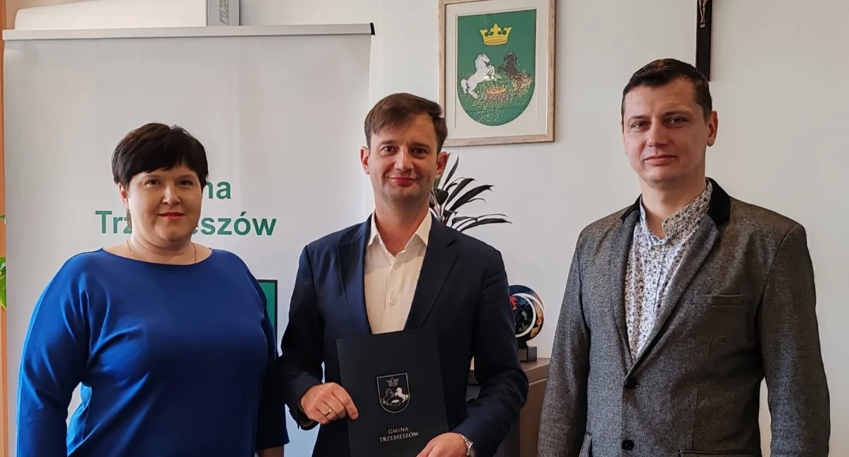 Wójt gminy Trzebieszów Andrzej Hryciuk wraz ze skarbnik podpisał umowę z firmą PRID S.A. z Łukowa na modernizację około 0,6 km drogi w kierunku miejscowości Sokóle. Inwestycja warta blisko 710 tys. zł otrzyma 60 proc. dofinansowania z Rządowego Funduszu Rozwoju Dróg na 2026 rok. Roboty ruszą po majówce i potrwają do 6 miesięcy. Możliwe są czasowe utrudnienia w ruchu.