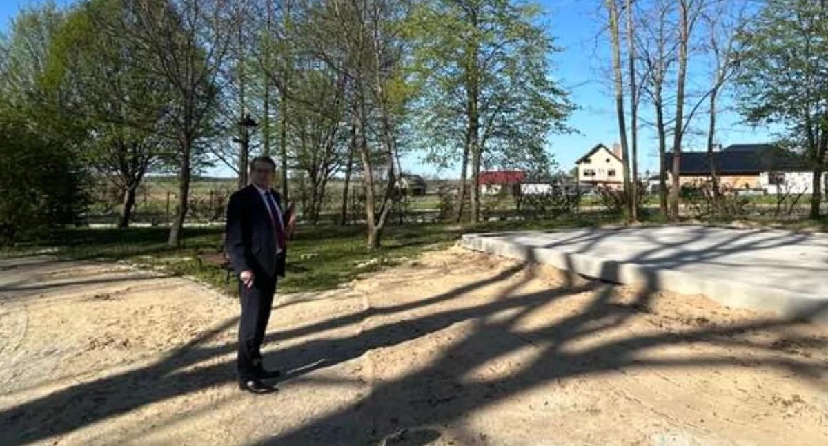 Inwestycje, Nowoczesne muzeum miejscu dworu Henryka Sienkiewicza Okrzejskiej Starosta Szustek sprawdza postęp - zdjęcie, fotografia