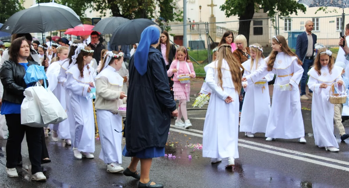 Kościół i Religia, Podniosła atmosfera tłumy wiernych Procesja Bożego Ciała przeszła ulicami Łukowa (ZDJĘCIA) - zdjęcie, fotografia