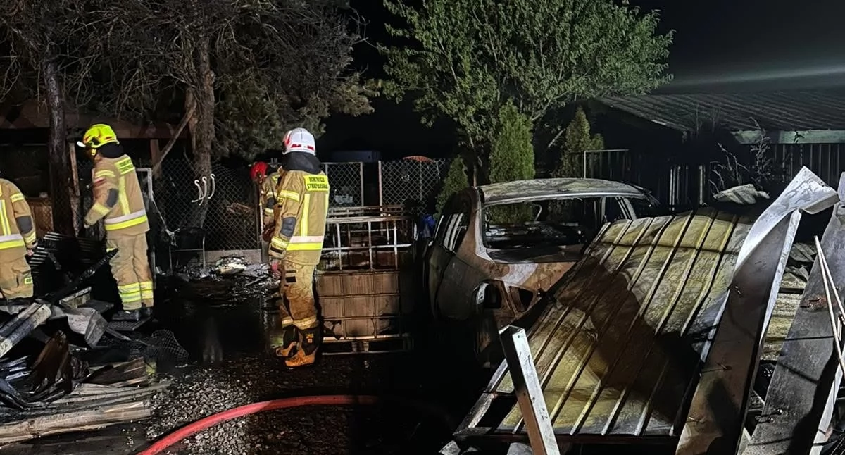 Fot. KP PSP w Łukowie /Rok 2025 w powiecie łukowskim przyniósł mniej zdarzeń, ale znacznie więcej tragedii. W wypadkach i innych miejscowych zagrożeniach zginęło 31 osób, a rannych zostało rekordowo 28 dzieci. Najwięcej interwencji odnotowano w mieście i gminie Łuków, trudna sytuacja była też w Krzywdzie i Staninie. Najspokojniej było w gminie Wojcieszków.