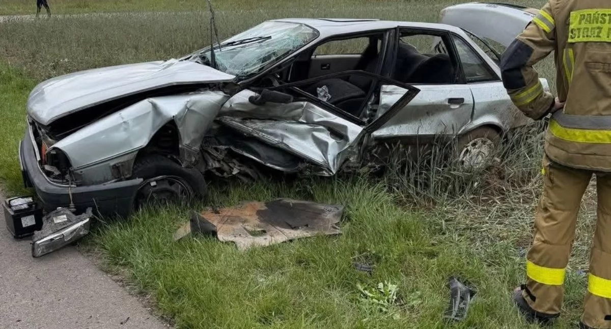 mł. ogn. Skwara Hubert, OSP KSRG KrzywdaZderzenie dwóch aut osobowych było bardzo silne, jezdnia natychmiast pokryła się odłamkami. Dwie osoby zostały ranne i wymagały pilnej pomocy. Na miejsce szybko dotarły trzy zastępy straży JRG Łuków, OSP KSRG Krzywda i OSP Drożdżak. Ratownicy zabezpieczyli teren, a poszkodowani trafili pod opiekę medyków. Policja wyjaśnia przyczyny wypadku.