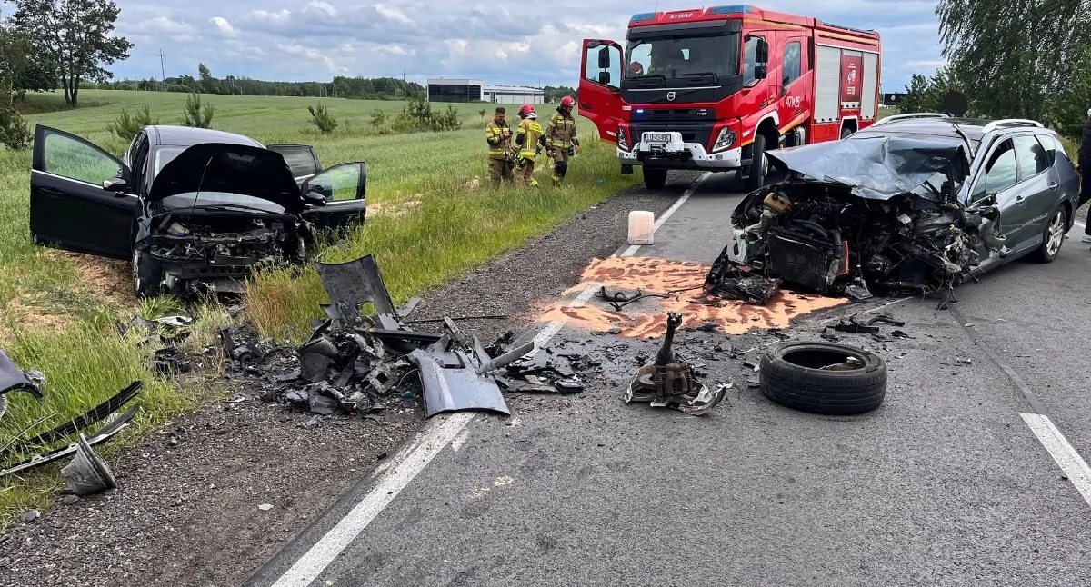 Fot. Straż Pożarna w Łukowie /Na trasie doszło do zderzenia trzech samochodów osobowych. Rozbite auta zablokowały drogę, a cztery osoby były uwięzione we wrakach. Dwie osoby odniosły obrażenia i wymagały pilnej pomocy medycznej. Na miejscu interweniowały JRG Łuków, OSP KSRG Gręzówka i OSP Gołaszyn. Służby apelują o ostrożność i zdjęcie nogi z gazu.