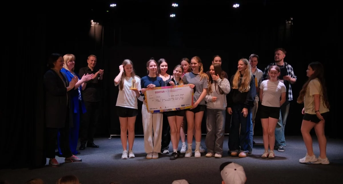 Galeria z Festiwalu Teatralnego w Łodzi (20-22 maja), gdzie nasi młodzi artyści pokazali spektakl „A Śnieżki nie było”. Na zdjęciach widać sceniczne emocje, odwagę i świetną energię zespołu, która oczarowała jury. Pokonanie blisko 20 grup z całej Polski to ogromny sukces i powód do dumy dla Łukowa. Brawo dla aktorów i instruktorów za kawał dobrej pracy.