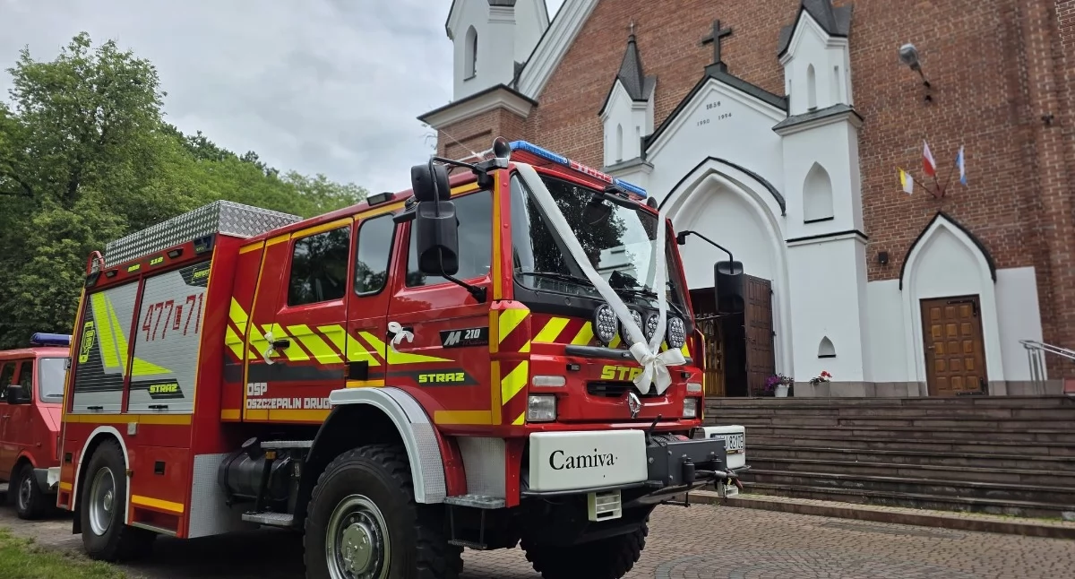 Fot. Gmina Wojcieszków /14 czerwca strażacy z OSP Oszczepalin Drugi świętowali poświęcenie i oficjalne przekazanie nowego średniego samochodu ratowniczo gaśniczego. Uroczystość rozpoczęła Msza w Woli Osowińskiej, po której wóz w eskorcie przejechał pod remizę na apel. Byli mieszkańcy, druhowie z okolicy, wójt i radni oraz Komendant PSP w Łukowie st. kpt. Konrad Turski. Zakup w całości sfinansowała gmina.