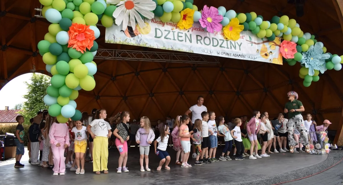 Amfiteatr na Placu Niedźwiedzi w Adamowie przejdzie odświeżenie i doposażenie dzięki 180 tys. zł dotacji z programu unijnego przez LGD RAZEM KU LEPSZEJ PRZYSZŁOŚCI. Pojawi się profesjonalne nagłośnienie, duży ekran projekcyjny i elementy poprawiające komfort widzów. To oznacza więcej darmowych wydarzeń, od koncertów i festynów po letnie kino i spotkania dla różnych pokoleń.